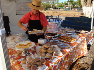 Tom Yatsko at his bakery stand at Atenas feria, Costa Rica